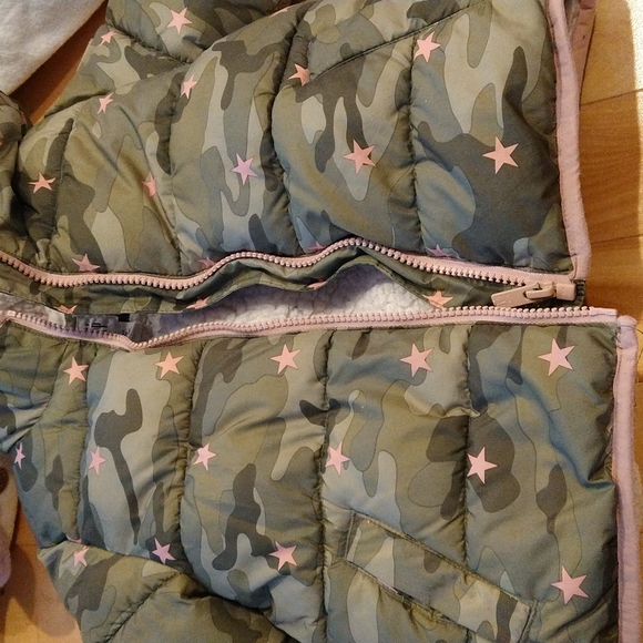 3T gap girl puffer jacket green army camon with pink stars and trim - Picture 7 of 7